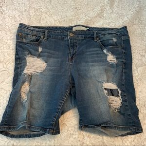 TORRID BOYFRIEND BERMUDA SHORTS MEDIUM WASH EYELET UNDERLAY